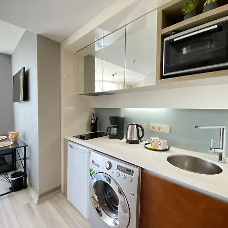 Studio Flat Near Metro With Shared Pool In Maltepe Istambul