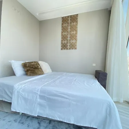 Studio Flat Near Metro With Shared Pool In Maltepe